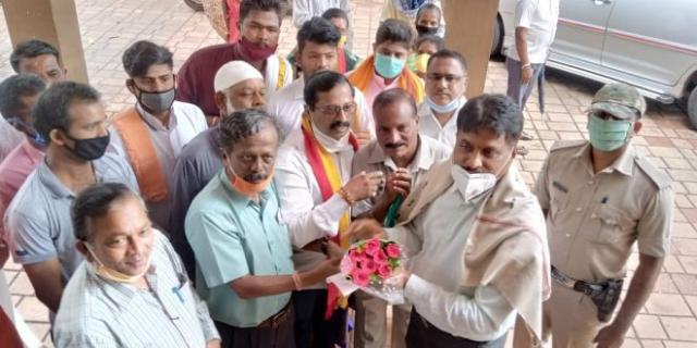 ರಾಜ್ಯ ಮಟ್ಟದ ಕಚೇರಿಗಳನ್ನು ಮಾತ್ರ ಸ್ಥಳಾಂತರ ಮಾಡಬೇಕೆಂದು ಕನ್ನಡಪರ ಸಂಘಟನೆಗಳು ಒತ್ತಾಯಿಸಿವೆ